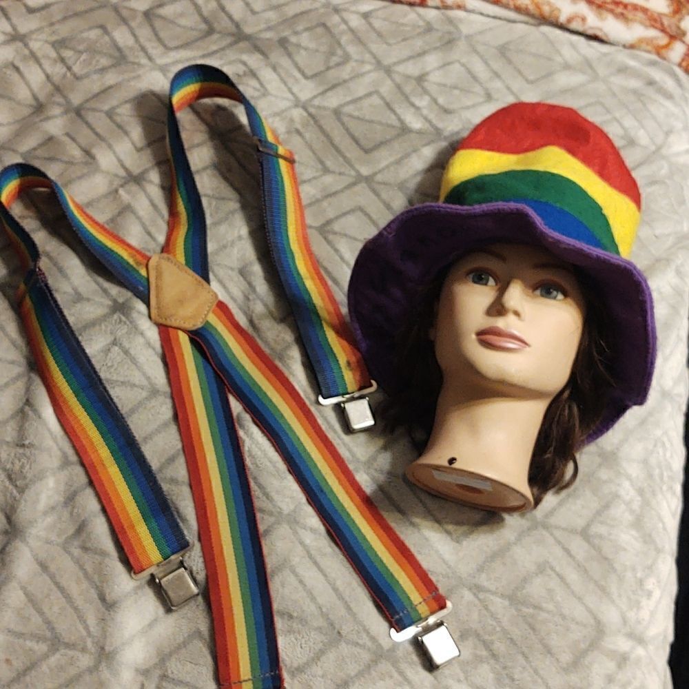 ‎🌈 rainbow hat and suspenders set